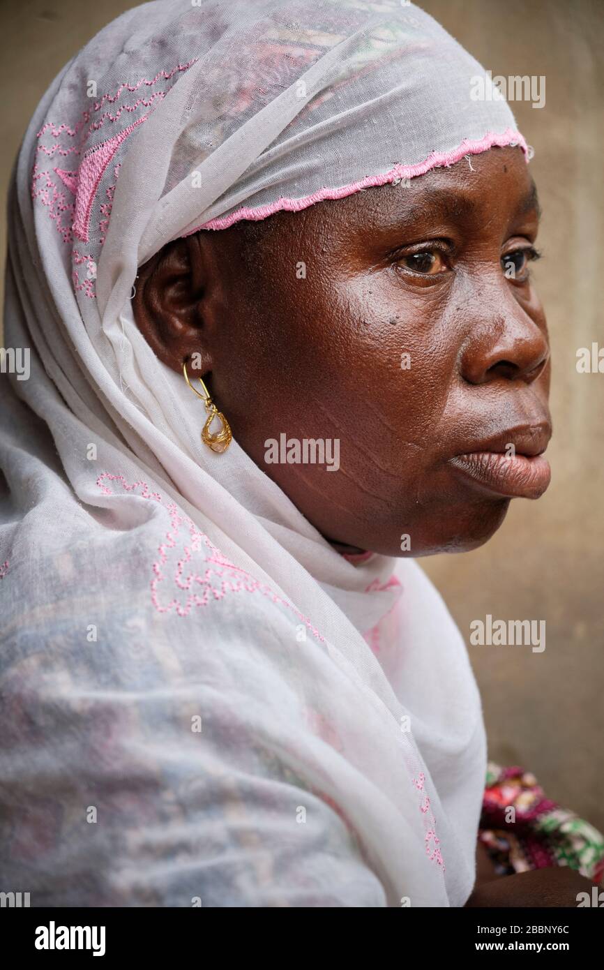 Portrait de la femme nigériane avec des cicatrices typiques de Yoruba sur son visage. Banque D'Images