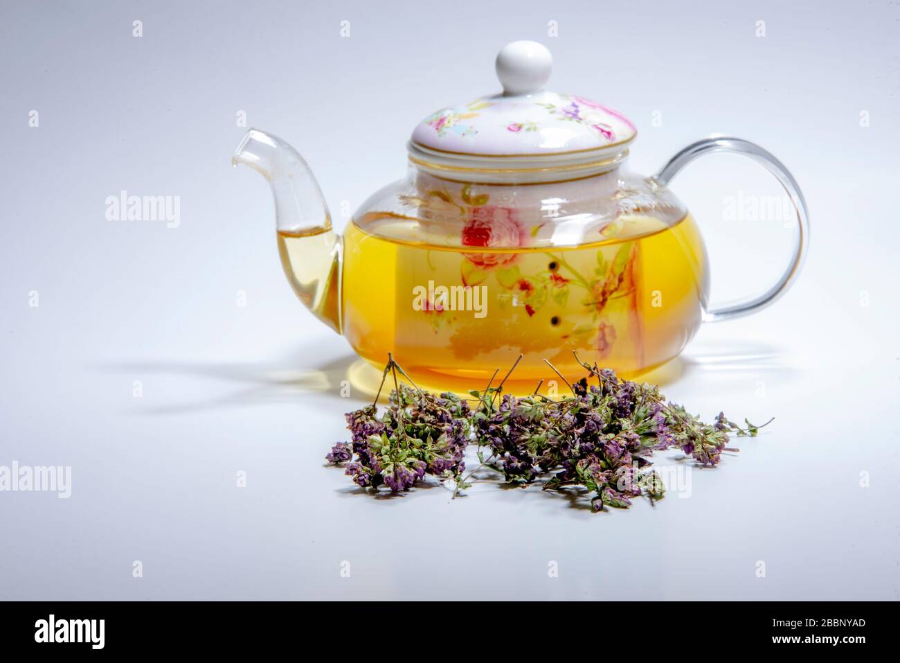 Infusion de plantes dans une théière, herbes sautées lâches affichées - origan mauve séché Banque D'Images