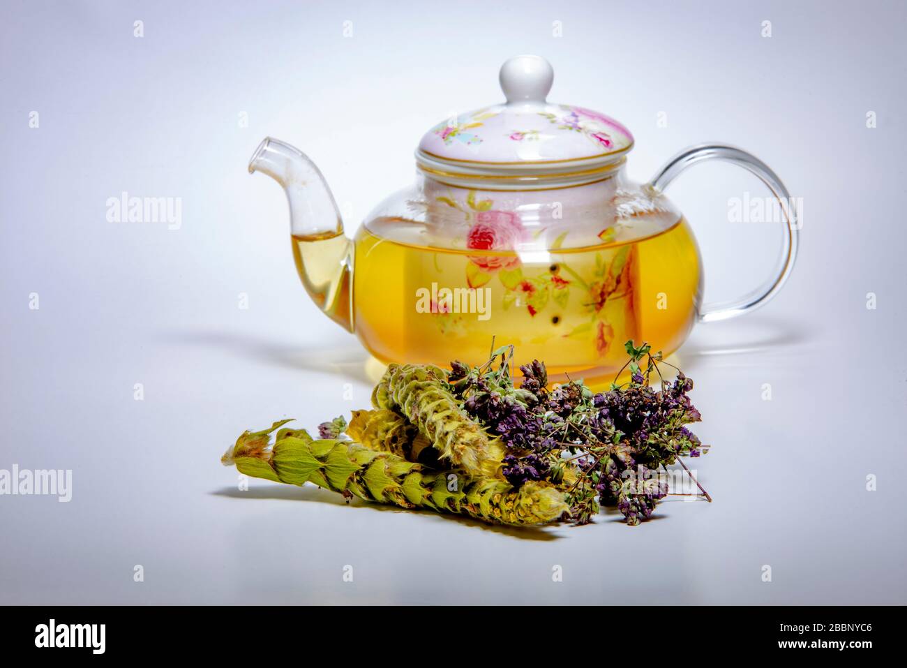 Infusion de plantes dans une théière, herbes sautées lâches affichées - origan mauve séché et ferronnie (Sideritis, thé de montagne ou thé de berger) Banque D'Images