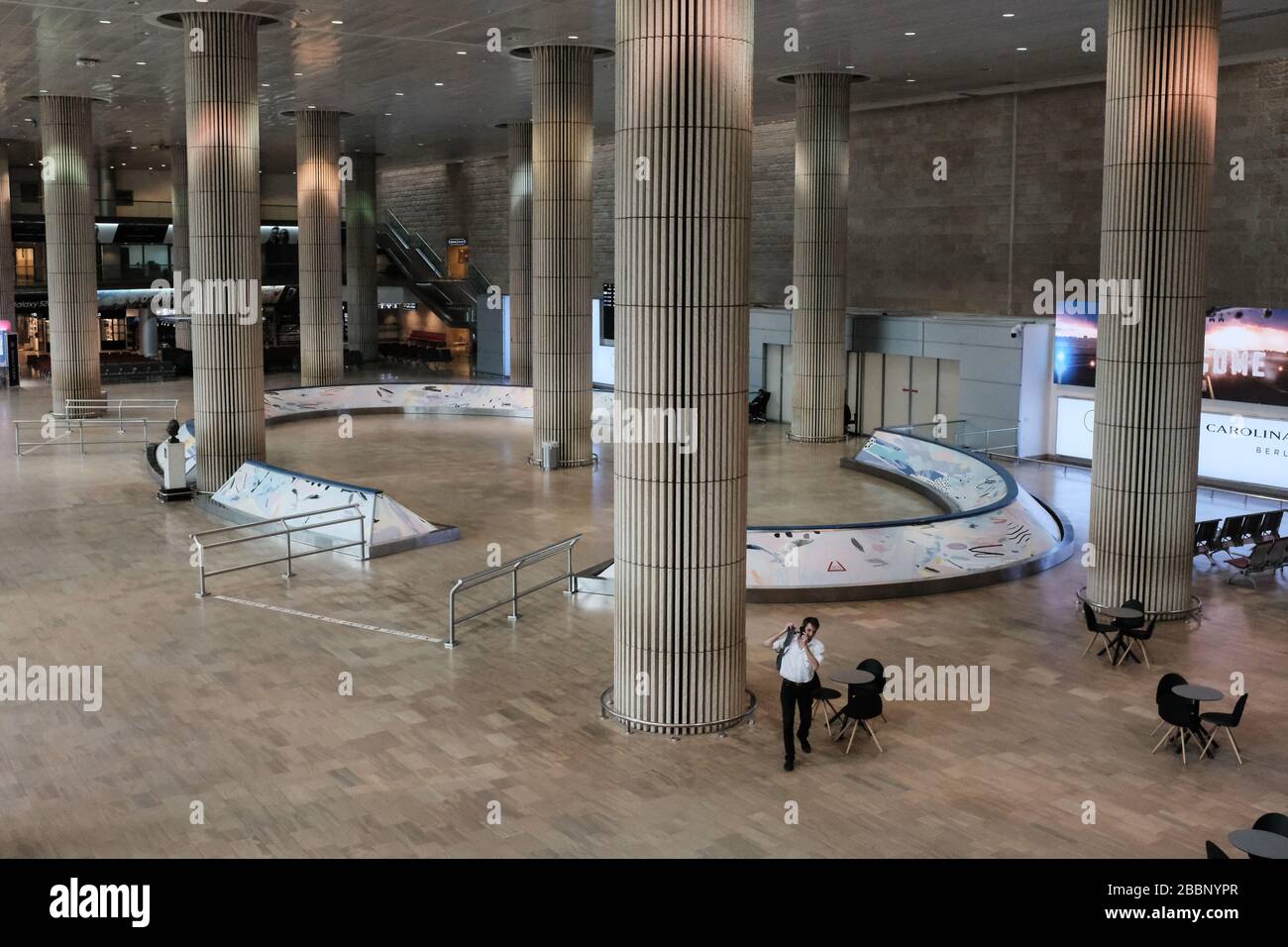 Tel Aviv, Israël. 1 avril 2020. Peu de passagers entrants et sortants de l'aéroport international Ben Gurion de tel Aviv quittent le hall des arrivées presque totalement vide. Quelque 5 591 ont été testés positifs pour COVID-19 en Israël. Le nombre actuel de morts est de 24. Crédit: NIR Alon/Alay Live News Banque D'Images