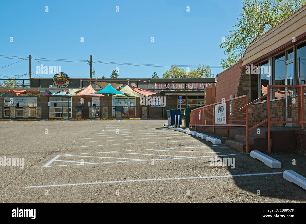 Entreprises sur Central Ave. Dans la région de Nob Hill d'Albuquerque, Nouveau-Mexique montrant le trafic léger en raison du blocage de la pandémie. Banque D'Images