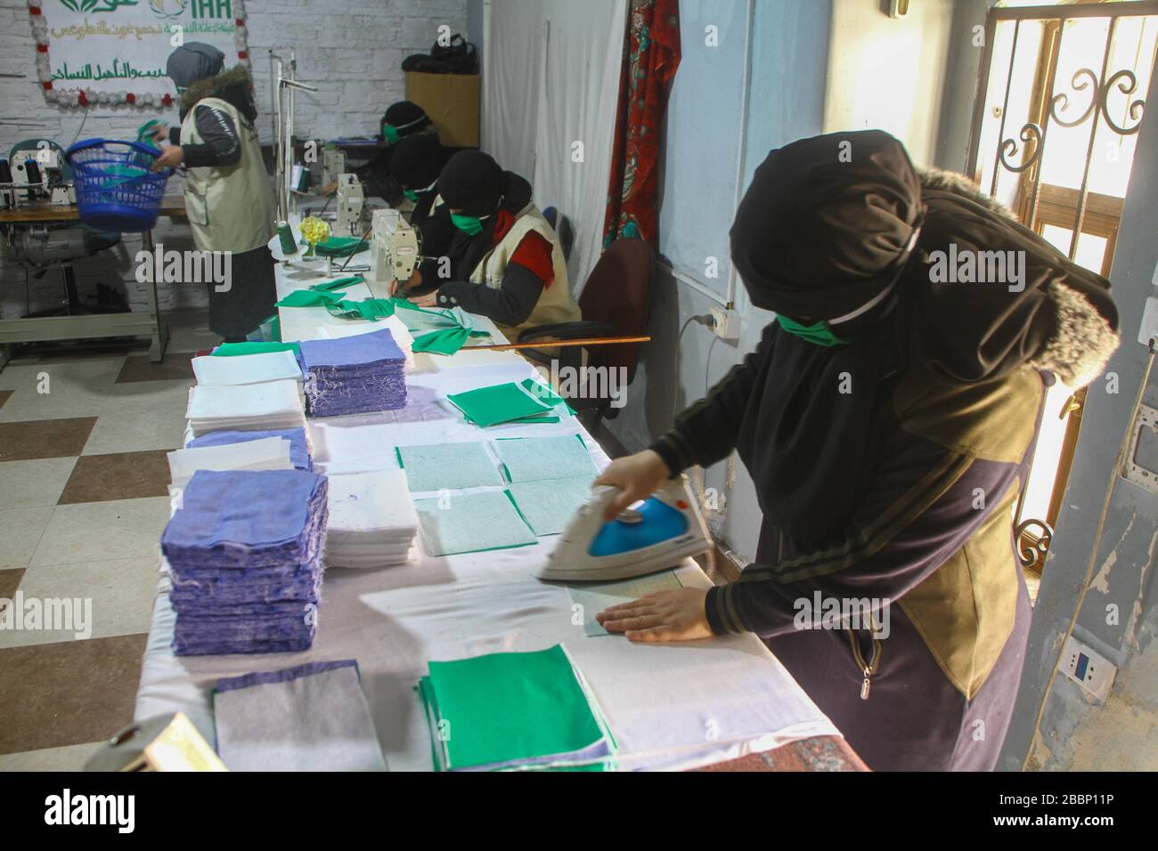 31 mars 2020: Les photos prises à Binnish, à l'est du gouvernorat d'Idlib, montrent un groupe de femmes travaillant dans une usine de couture faisant des masques médicaux après la transformation de l'usine de couture à la fabrication de masques médicaux en raison de sa pénurie et de son manque de soins médicaux dans le nord de la Syrie. Crédit: Moawia Atrash/ZUMA Wire/Alay Live News Banque D'Images