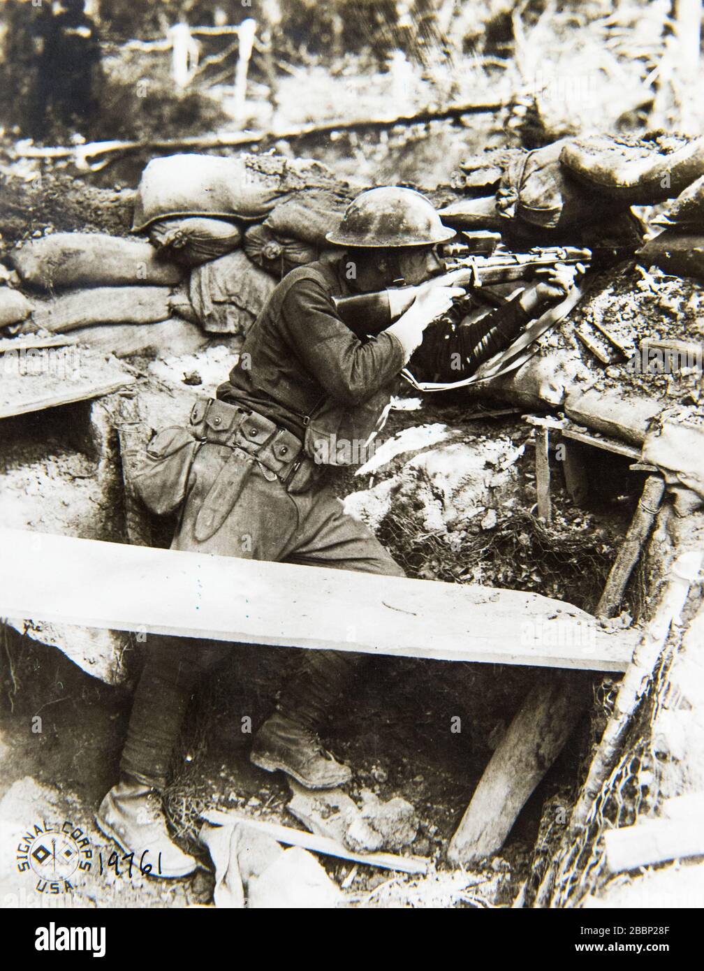 Pvt. Leo R. Hahn, Service de renseignement 127ème Sniper d'infanterie. En deux jours, il a frappé deux tireurs d'élite allemands. Il est le champion Marksman de la 127ème Infantry, Co. L, 127ème Infantry. Benhols, Alsace, Allemagne. Photo prise le 27 juin 1918. Photo du Cpl. A. Hanson, corps des signaux. Banque D'Images