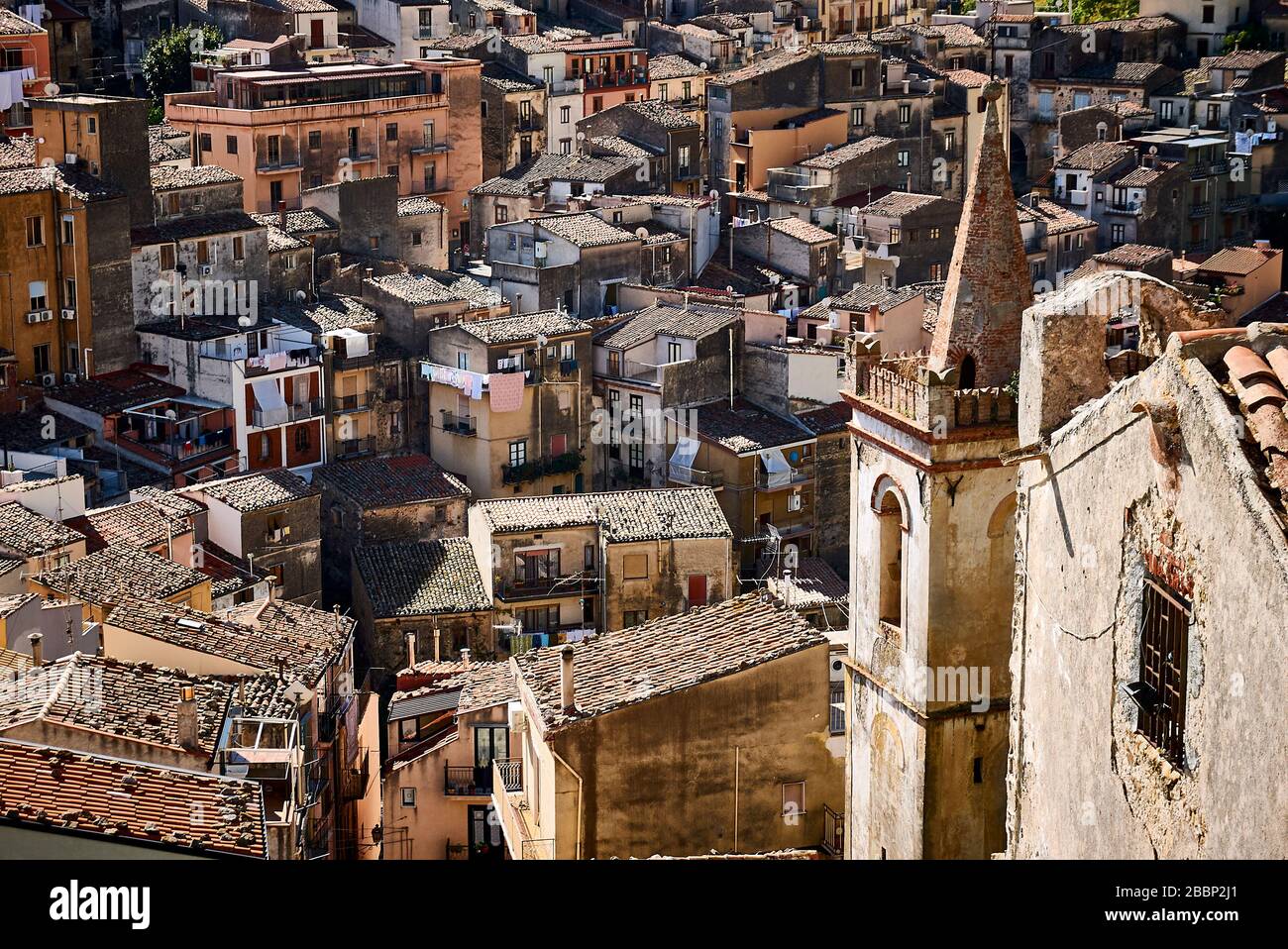 Vue sur la ville provinciale Isnello à l'intérieur du Parco delle Madonie. Banque D'Images