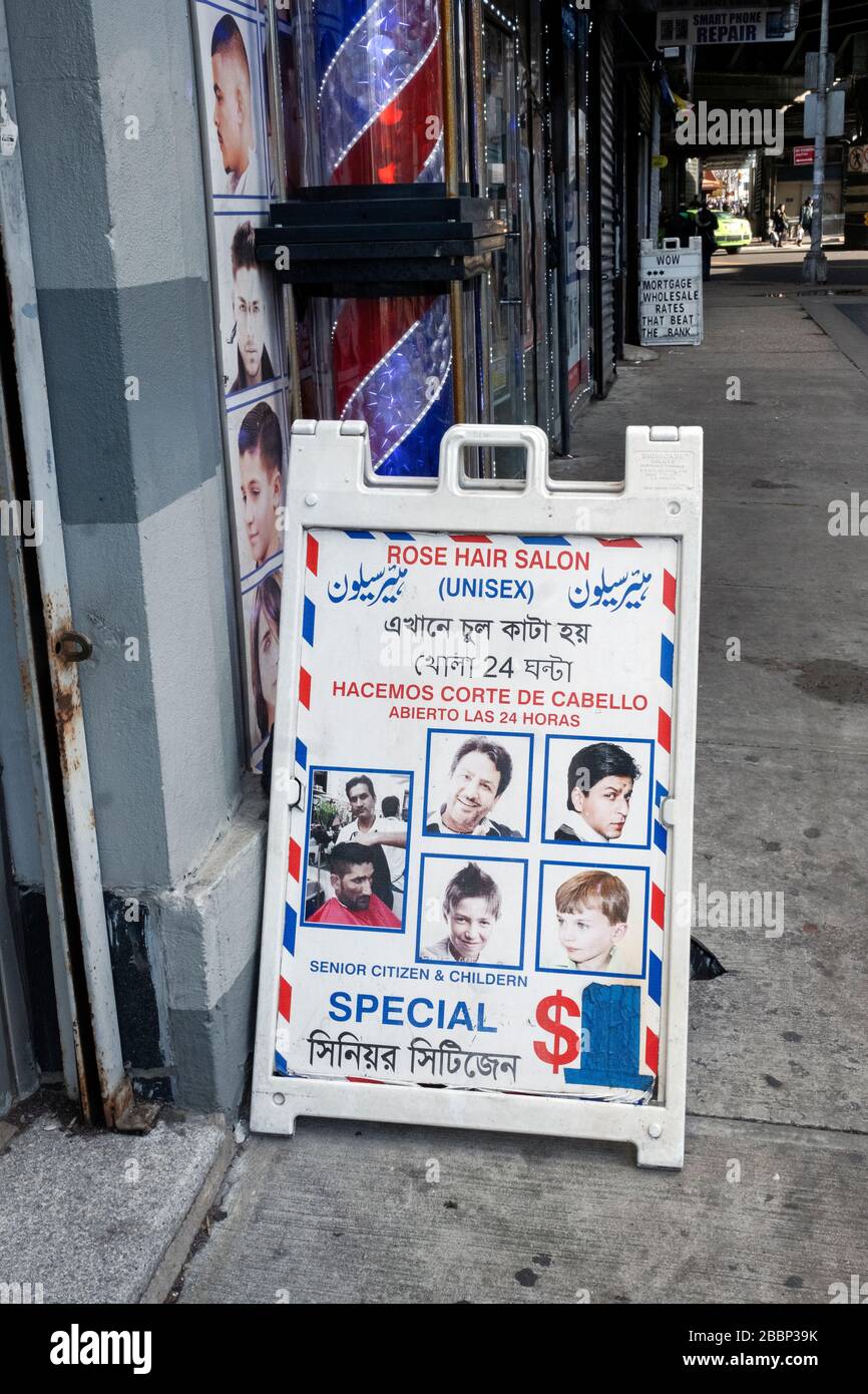 Un panneau à l'extérieur du salon de coiffure unisex Rose avec photos et texte en 4 langues différentes. Sur Broadway à Jackson Heights, Queens, New York City. Banque D'Images