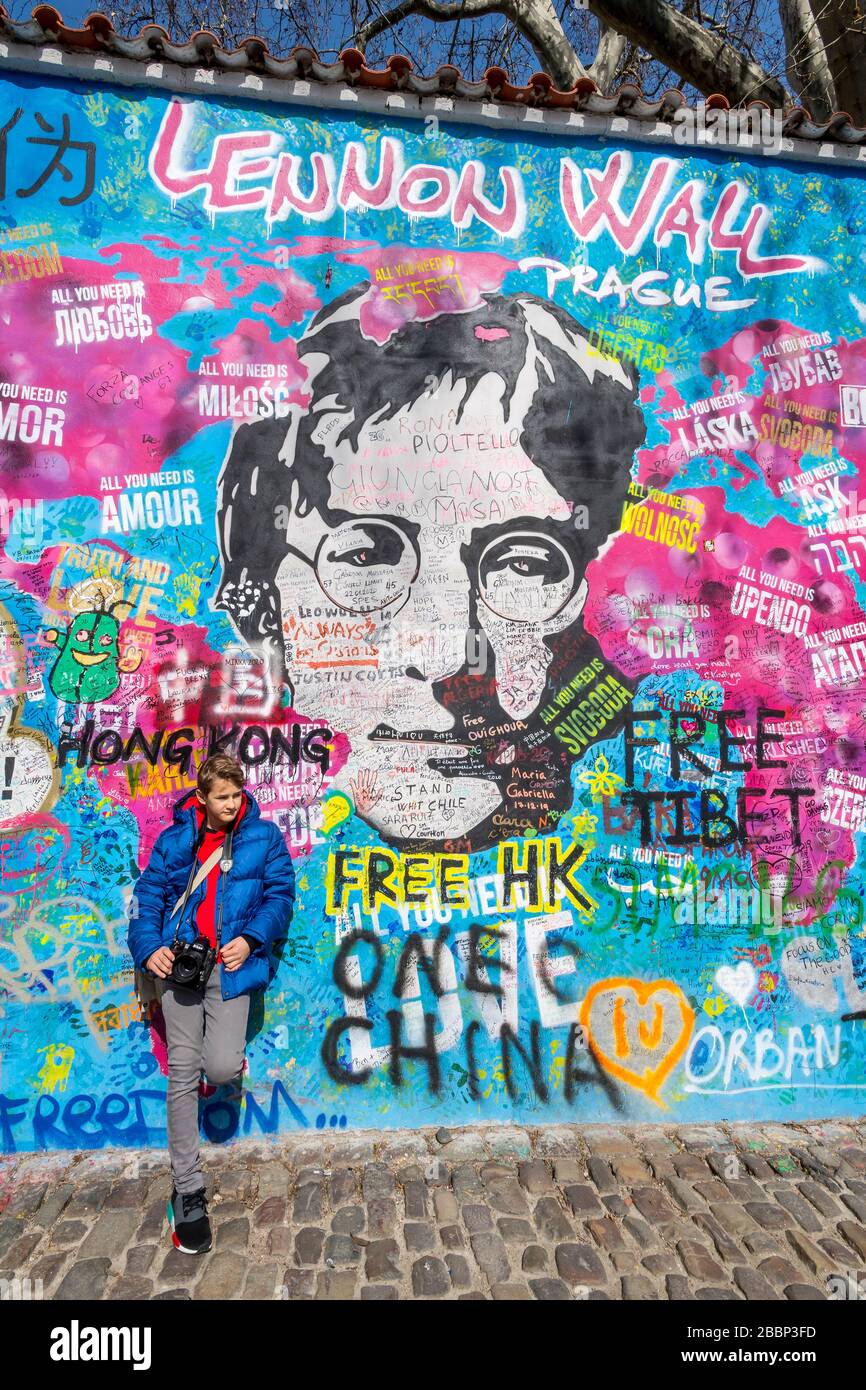 Garçon debout devant le mur John Lennon à Prague à l'époque du pathémie Covid-19, en Tchéquie Banque D'Images