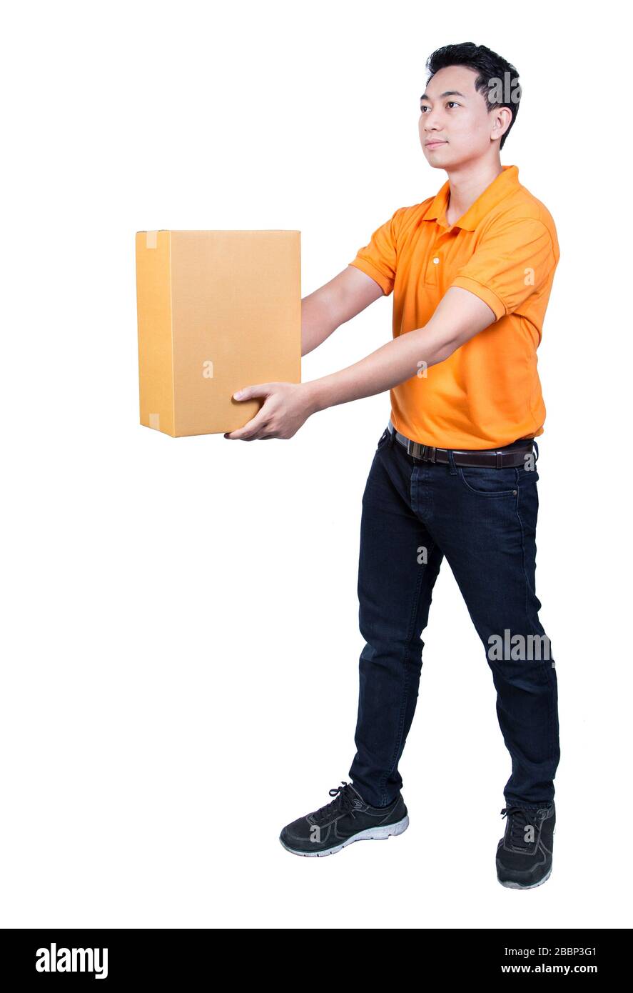 Delivery man envoyer fort paquet pour vous porter polo orange Banque D'Images