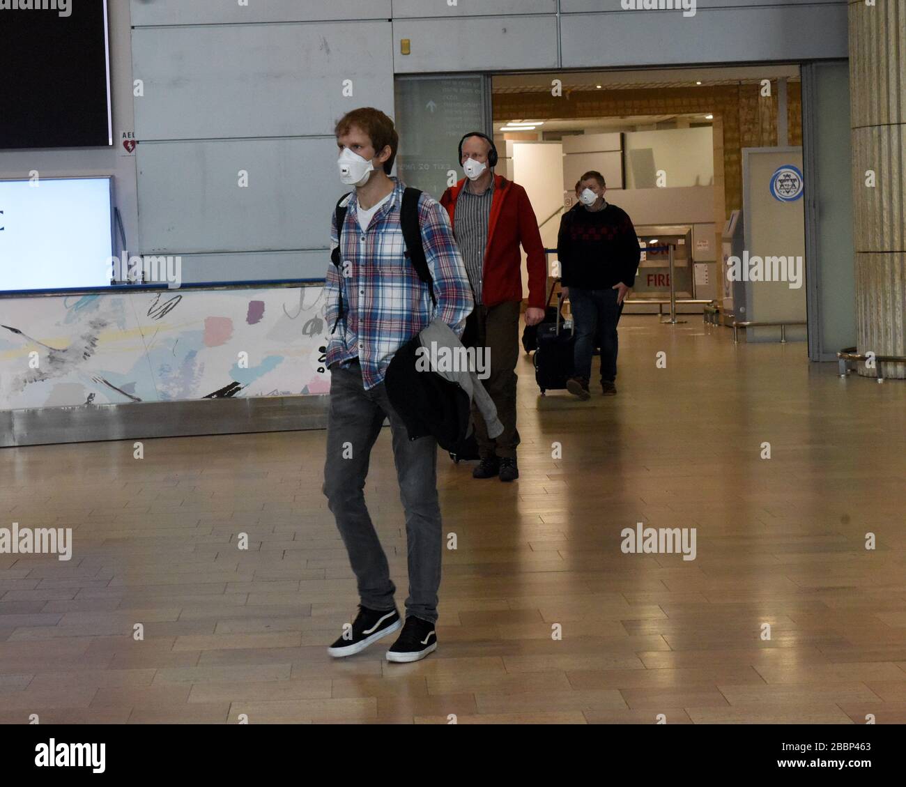 LOD, Israël. 01 avril 2020. Les passagers d'un vol au départ d'Amsterdam portent des masques de protection dans le hall des arrivées de l'aéroport Ben Gurion de Lod, en Israël, près de tel Aviv, le mercredi 1er avril 2020. Le Premier ministre israélien Benjamin Netanyahu a ordonné à toutes les personnes arrivant dans le pays d'outre-mer d'entrer dans des installations de quarantaine désignées, dans le cadre d'un effort visant à freiner la propagation du coronavirus. Photo par Debbie Hill/UPI crédit: UPI/Alay Live News Banque D'Images
