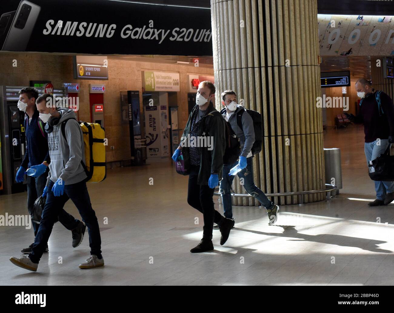 LOD, Israël. 01 avril 2020. Les hommes portent des masques et des gants, pour la protection contre le coronavirus, après avoir pris un vol d'Amsterdam à l'aéroport Ben Gurion de Lod, en Israël, près de tel Aviv, le mercredi 1er avril 2020. Le Premier ministre israélien Benjamin Netanyahu a ordonné à toutes les personnes arrivant dans le pays d'outre-mer d'entrer dans des installations de quarantaine désignées, dans le cadre d'un effort visant à freiner la propagation du coronavirus. Photo par Debbie Hill/UPI crédit: UPI/Alay Live News Banque D'Images