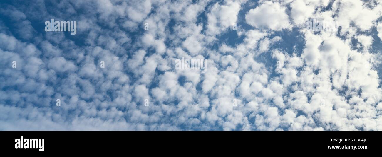 Une vue panoramique de la lumière du jour et sur tous les nuages sous le ciel bleu, ciel et nuages bannière, le concept de papier peint Banque D'Images