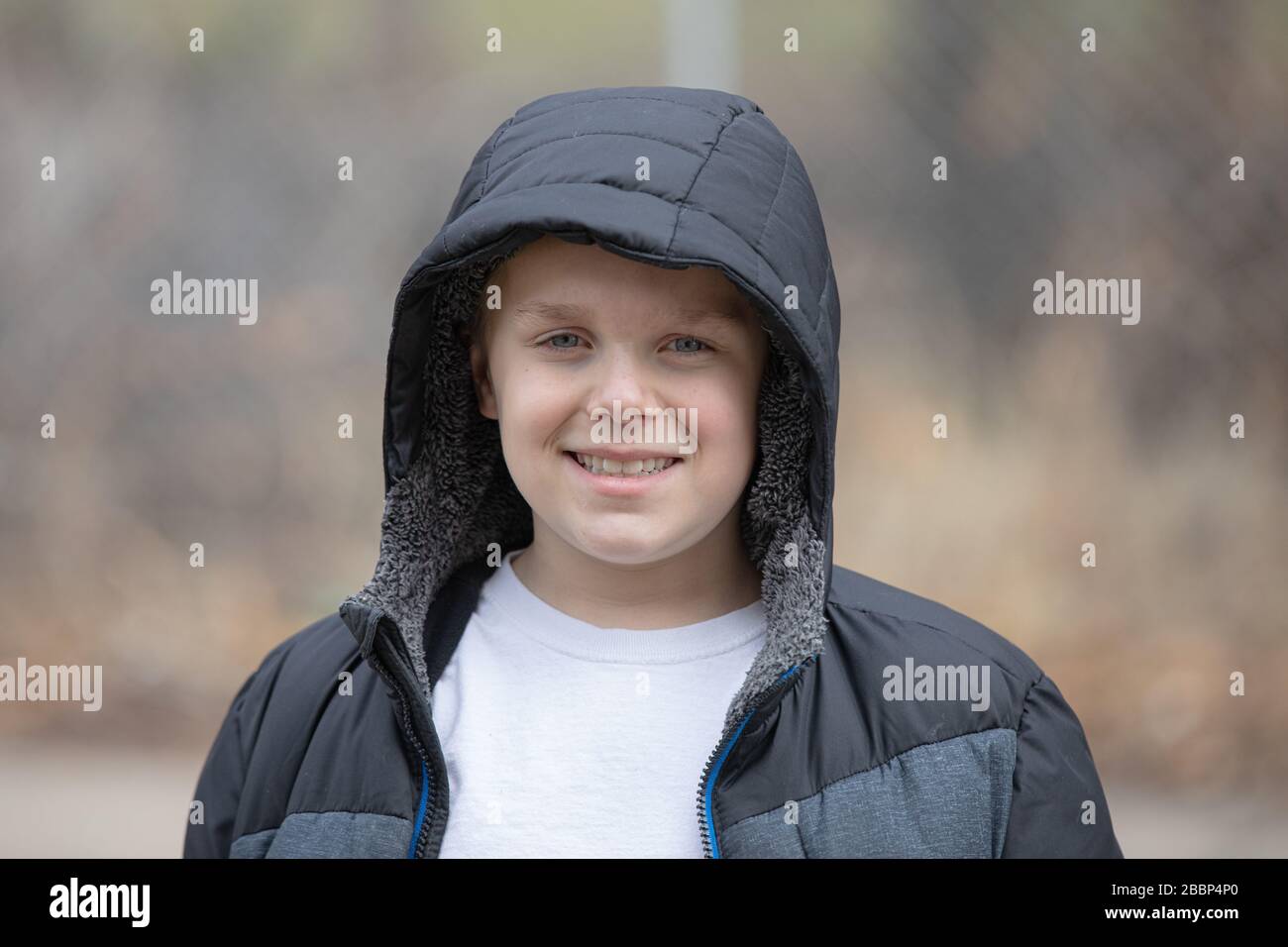 enfant portant un manteau par temps froid Banque D'Images