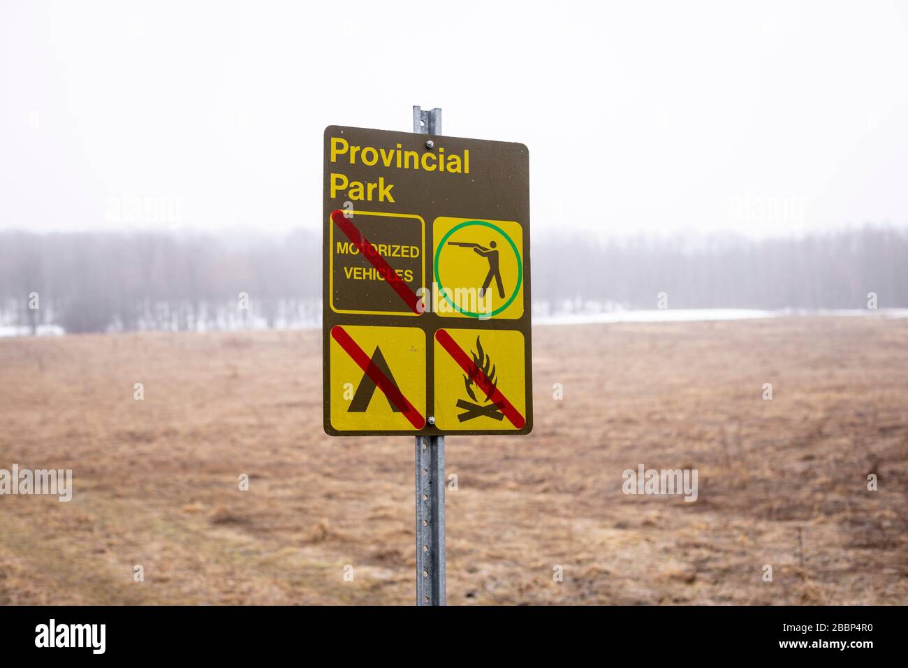 Un panneau indiquant que la chasse est autorisée, alors que les véhicules motorisés, les feux et le camping ne sont pas autorisés dans le parc provincial de Pretty River. Banque D'Images