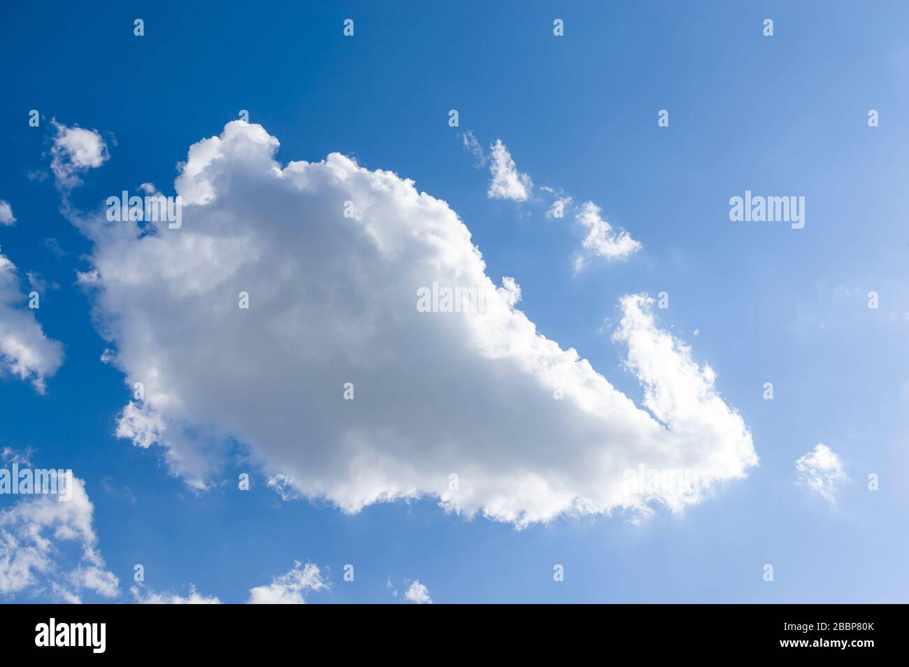 Ciel bleu avec un grand nuage blanc au soleil Banque D'Images