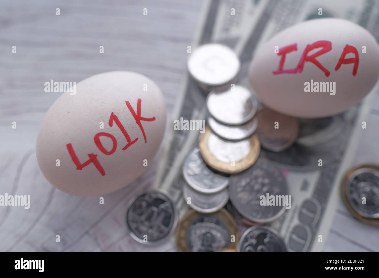 Trois oeufs avec l'inscription 401 K sur l'argent Banque D'Images