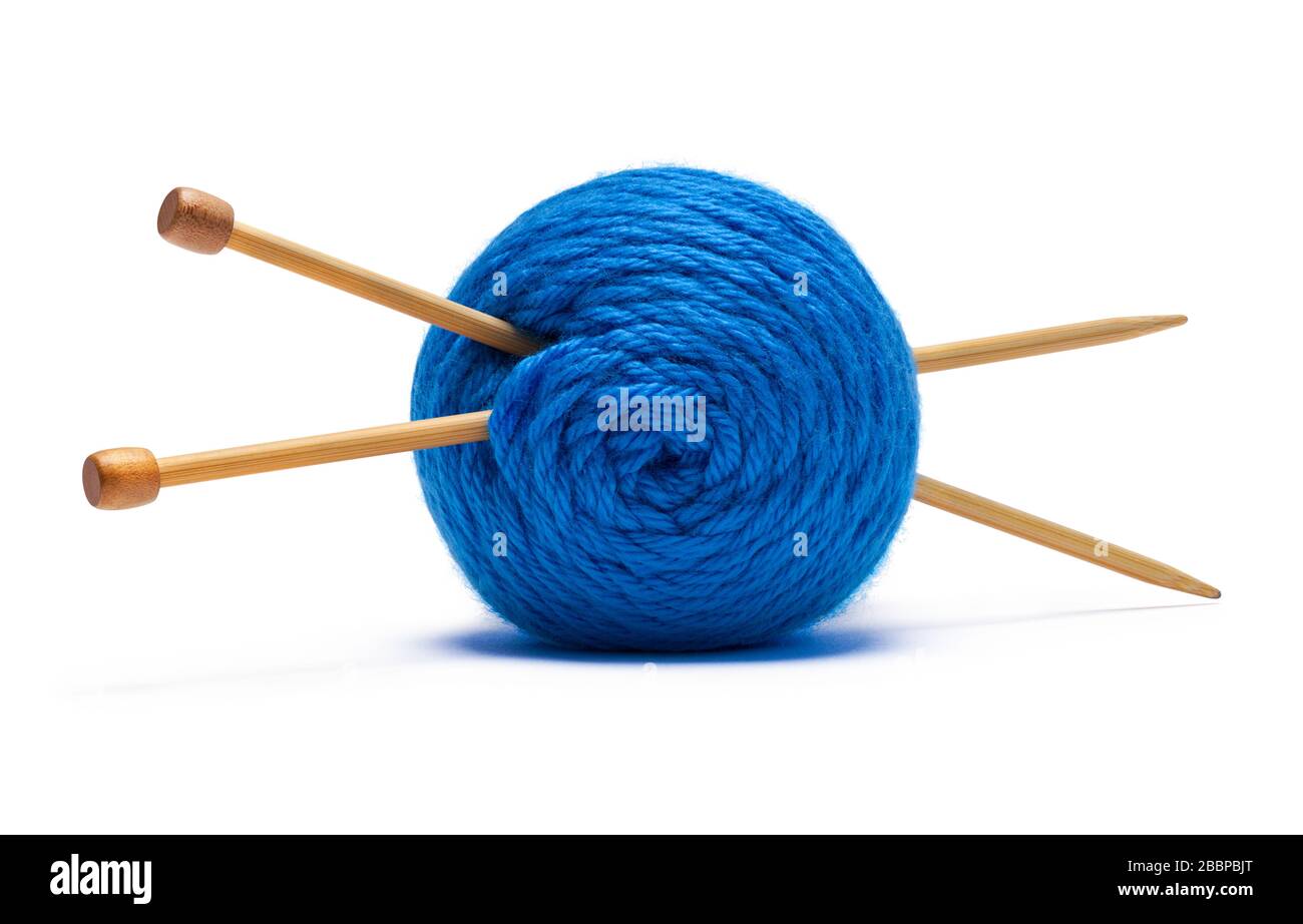 Fil bleu avec aiguilles à tricoter isolées sur blanc. Banque D'Images