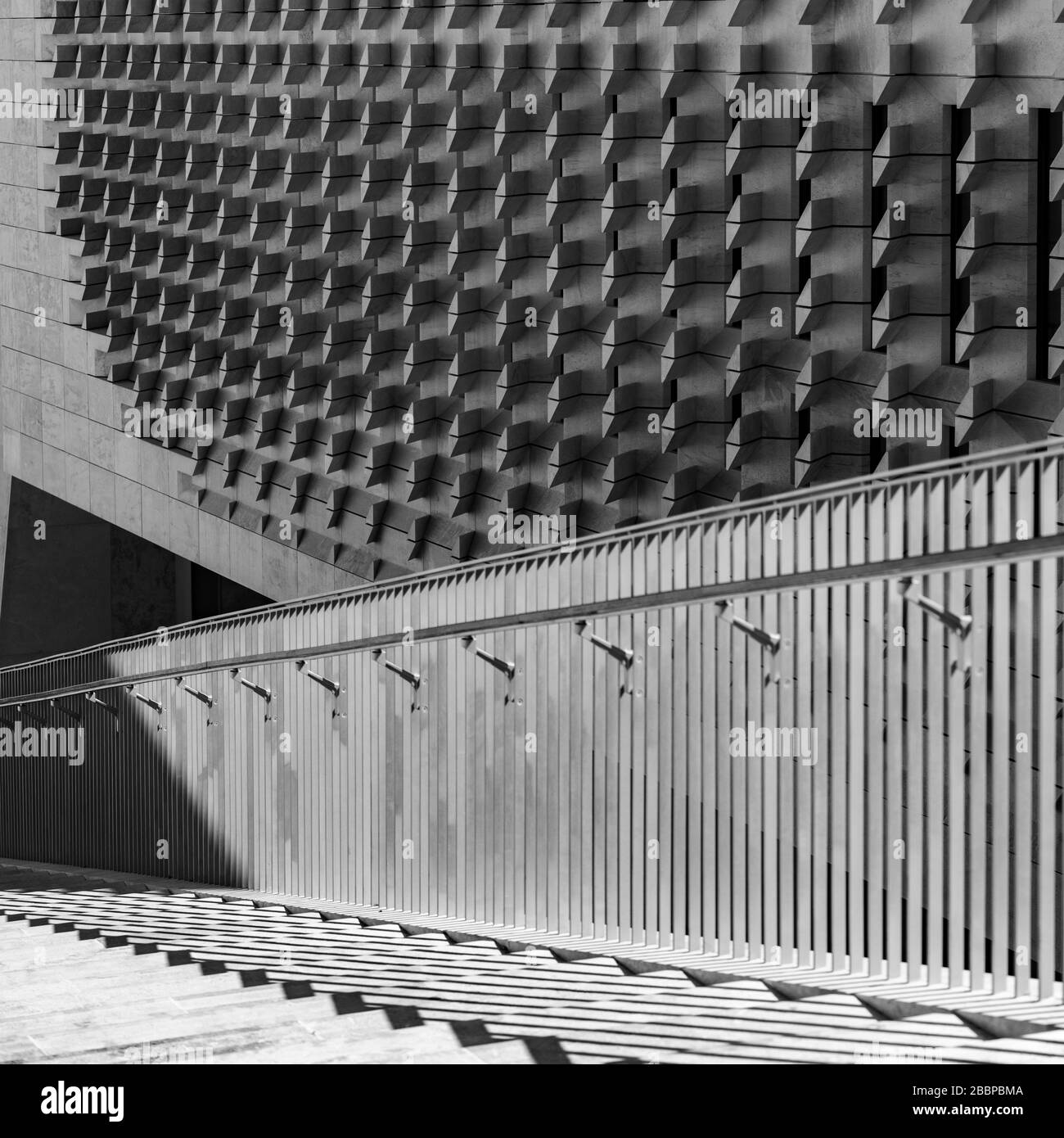 Des rangées parallèles de blocs de calcaire coudés sur la façade de la maison du Parlement de Renzo Piano à la Valette contrastent avec une main courante en acier montante. Banque D'Images