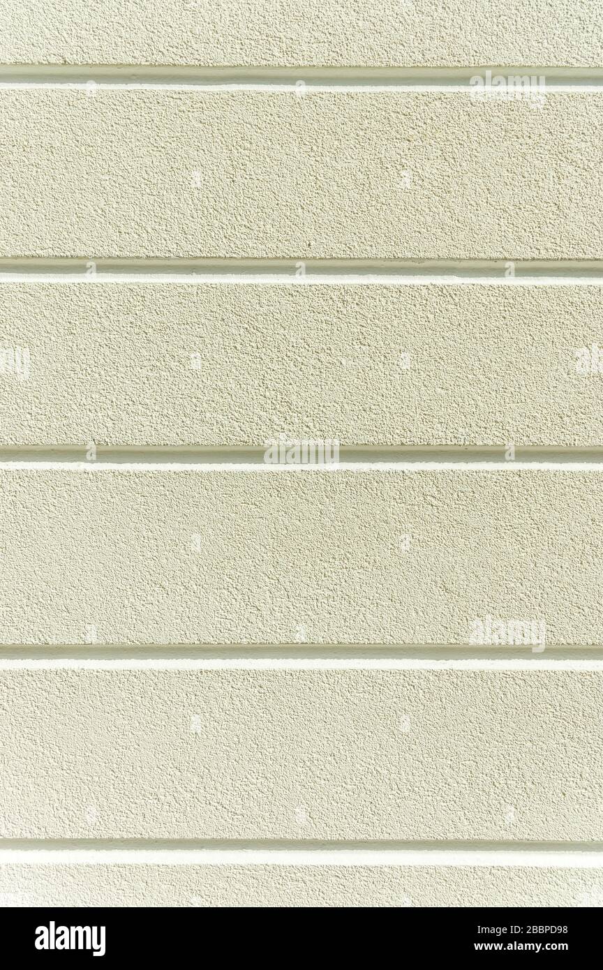 Détail de la façade d'une maison résidentielle plâtre avec des joints à extension horizontale arrière-plan Banque D'Images