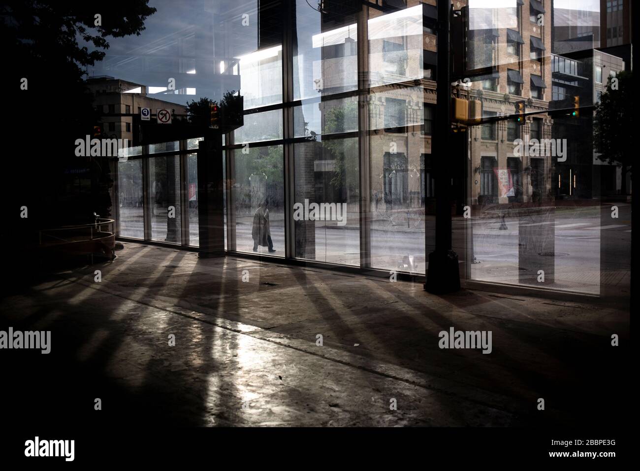 Fort Worth, Texas, États-Unis. 1 avril 2020. La lumière brille dans une boutique vide sur la 9ème rue de fort Worth, Texas. Crédit: Chris Rusanowsky/ZUMA Wire/Alay Live News Banque D'Images