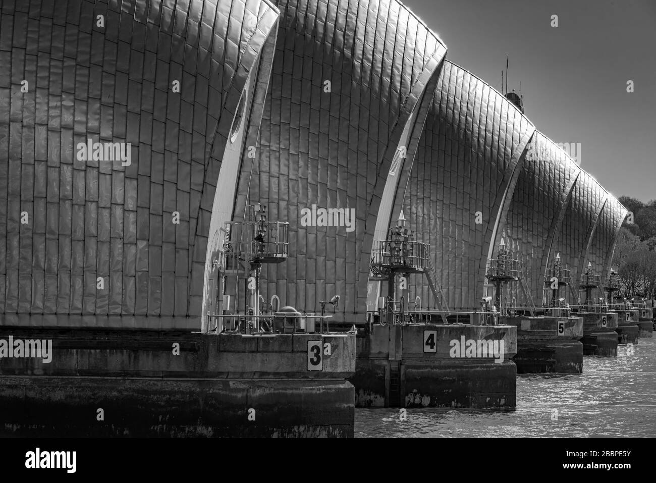 Le soleil de l'après-midi s'incline au large des parois en acier inoxydable des portes de la barrière de la Tamise. Banque D'Images