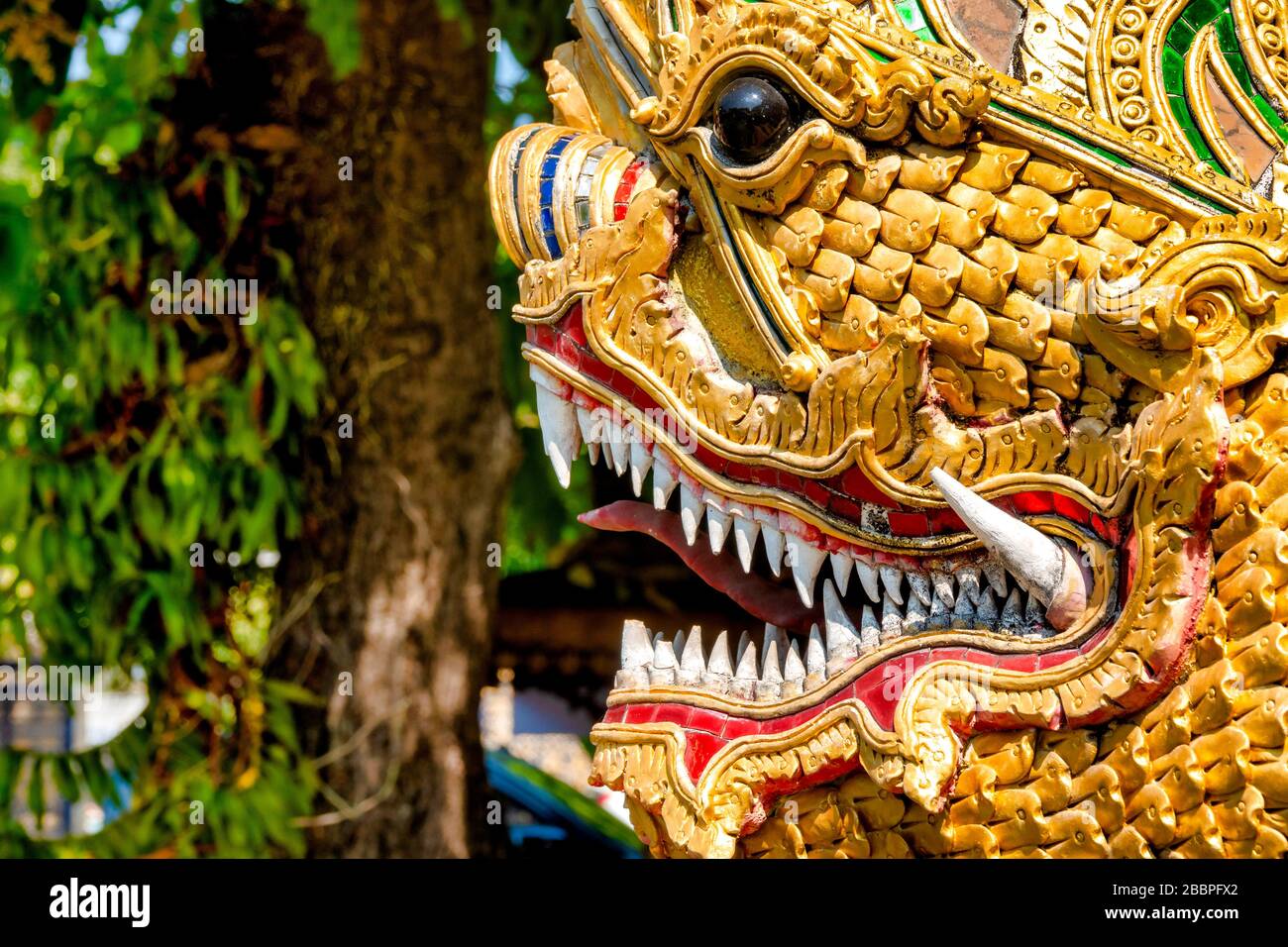 Gros plan sur une sculpture d'un dragon thaïlandais. Les Dragons protègent les temples et sont associés à la sagesse et à la longévité Banque D'Images