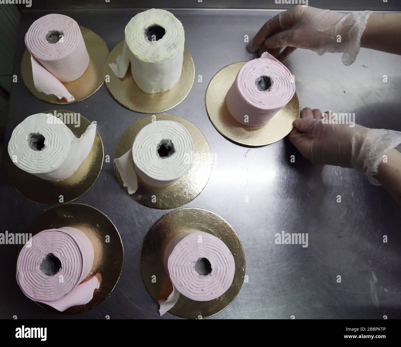 Minsk Bielorussie 01 Avril Un Chef Patissier Prepare Des Desserts Sous Forme De Rouleaux De Papier Toilette Aux Gateaux Par La Compagnie De Confiserie Comme Le Monde Est Temoin De Penuries De Minsk Bielorussie 01 Avril Un Chef Patissier Prepare Des Desserts Sous Forme De Rouleaux De Papier Toilette Aux Gateaux Par La Compagnie De Confiserie Comme Le Monde Est Temoin De Penuries De