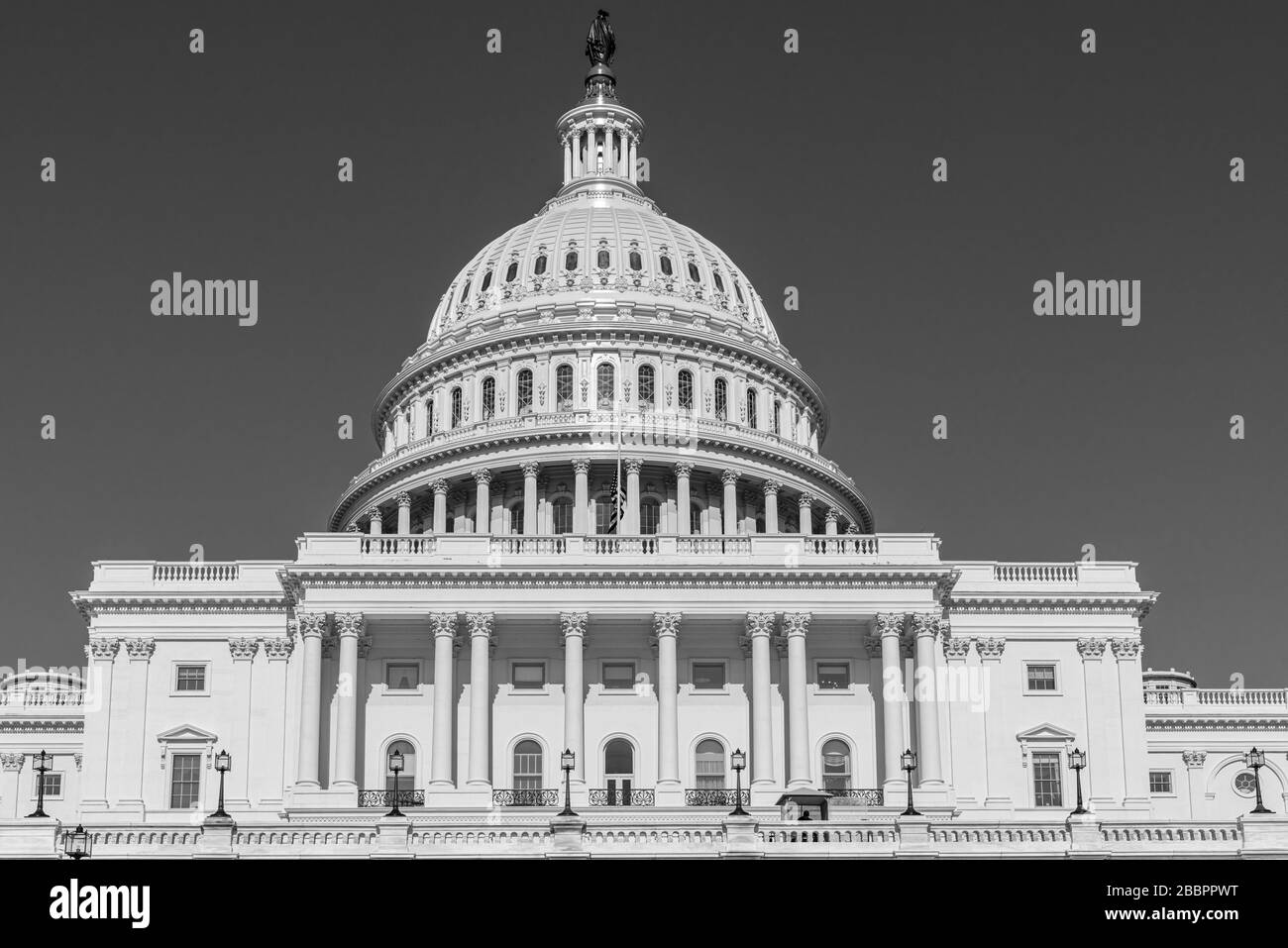 Le magnifique dôme en fonte du Capitole américain de Thomas U. Walter s'élève à 288' au-dessus de Capitol Hill à Washington DC Banque D'Images