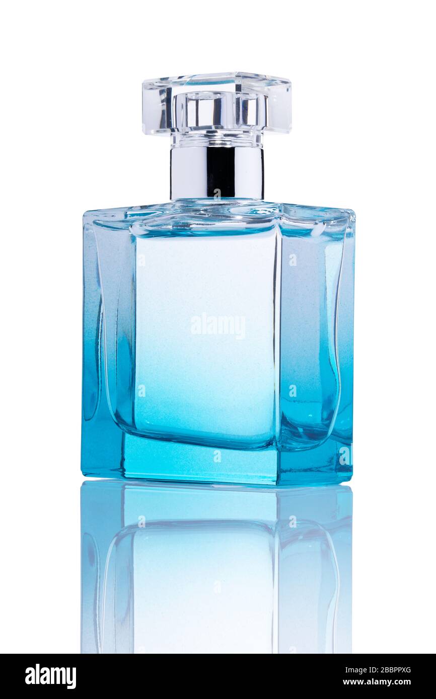Une bouteille de parfum en verre avec une teinte bleue. Banque D'Images