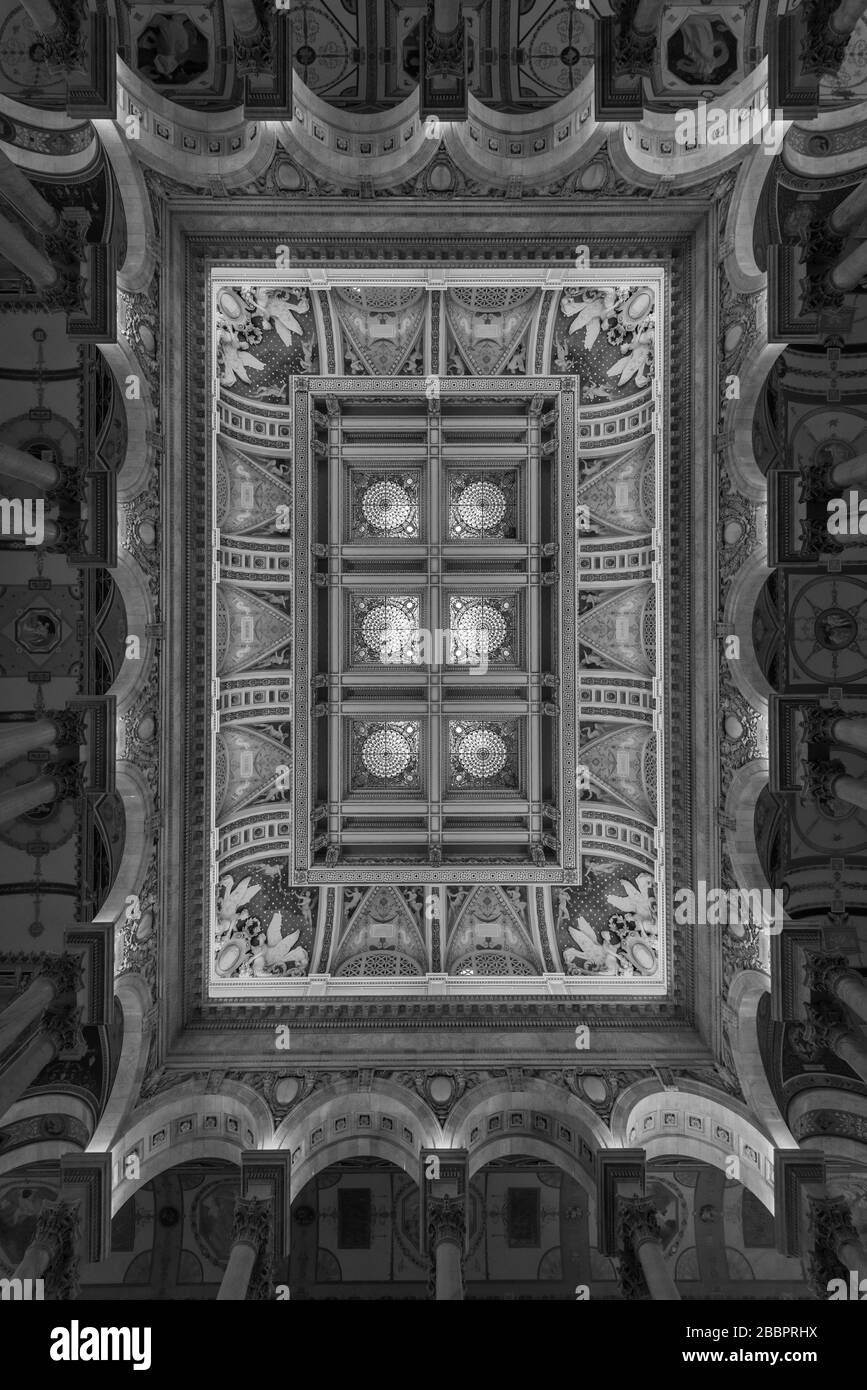 Le plafond décoré avec soin de la Grande salle de la Bibliothèque du Congrès. Le modèle d'échelle des puits de lumière correspond à celui du sol en dessous Banque D'Images