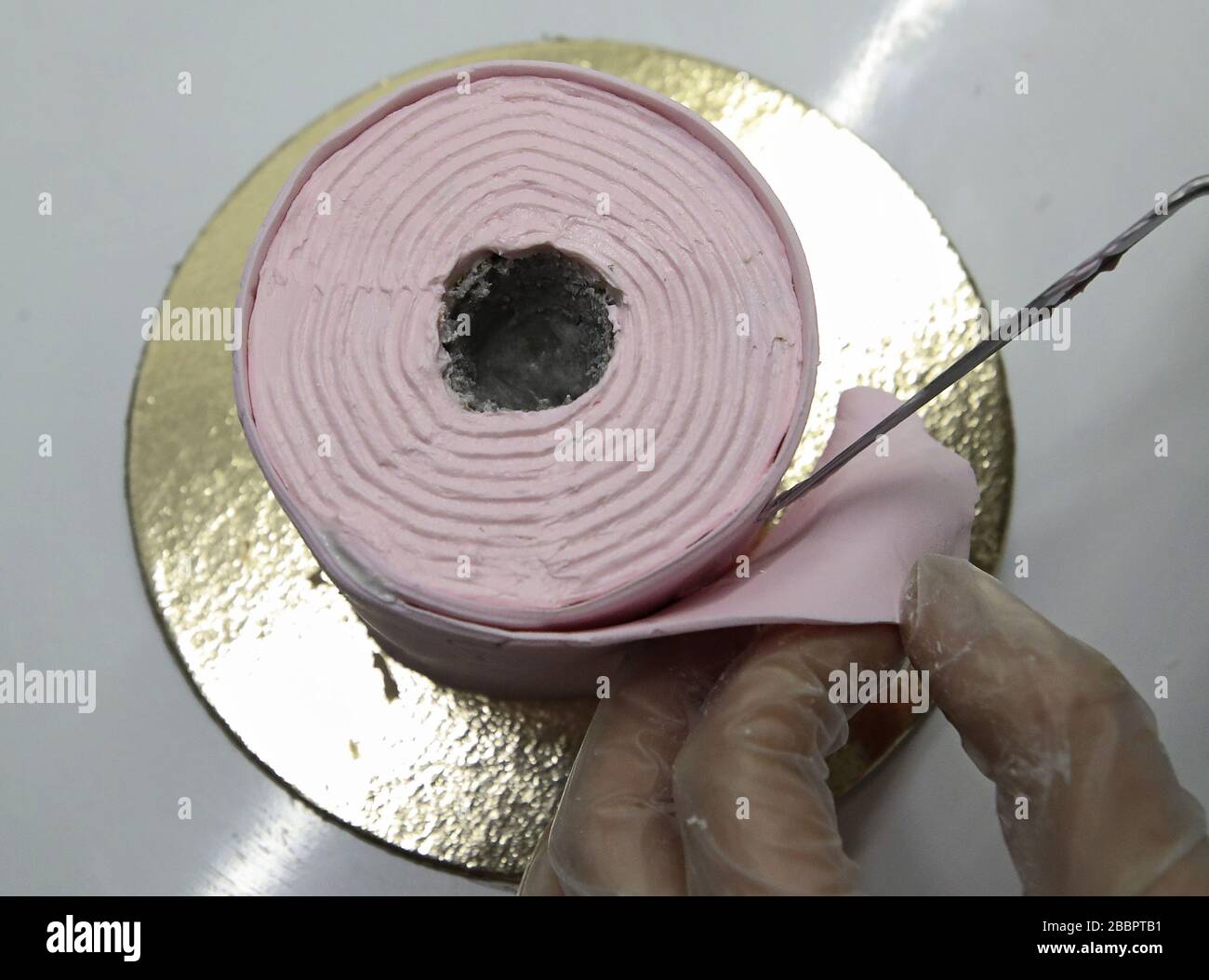 Minsk Bielorussie 01 Avril Un Chef Patissier Qui Prepare Un Dessert Sous La Forme D Un Rouleau De Papier Toilette Aux Gateaux Par La Compagnie De Confiserie Comme Le Monde Est Temoin De Minsk Bielorussie 01 Avril Un Chef Patissier Qui Prepare Un Dessert Sous La Forme D Un Rouleau De Papier Toilette Aux Gateaux Par La Compagnie De Confiserie Comme Le Monde Est Temoin De