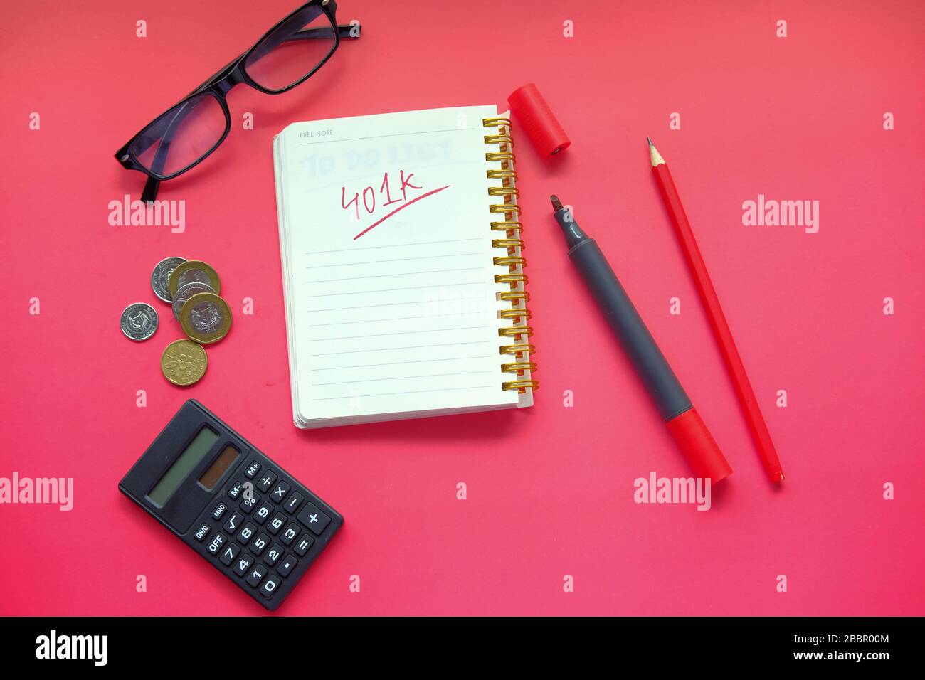 401 000 mots sur le bloc-notes avec calculatrice et pièces. Banque D'Images