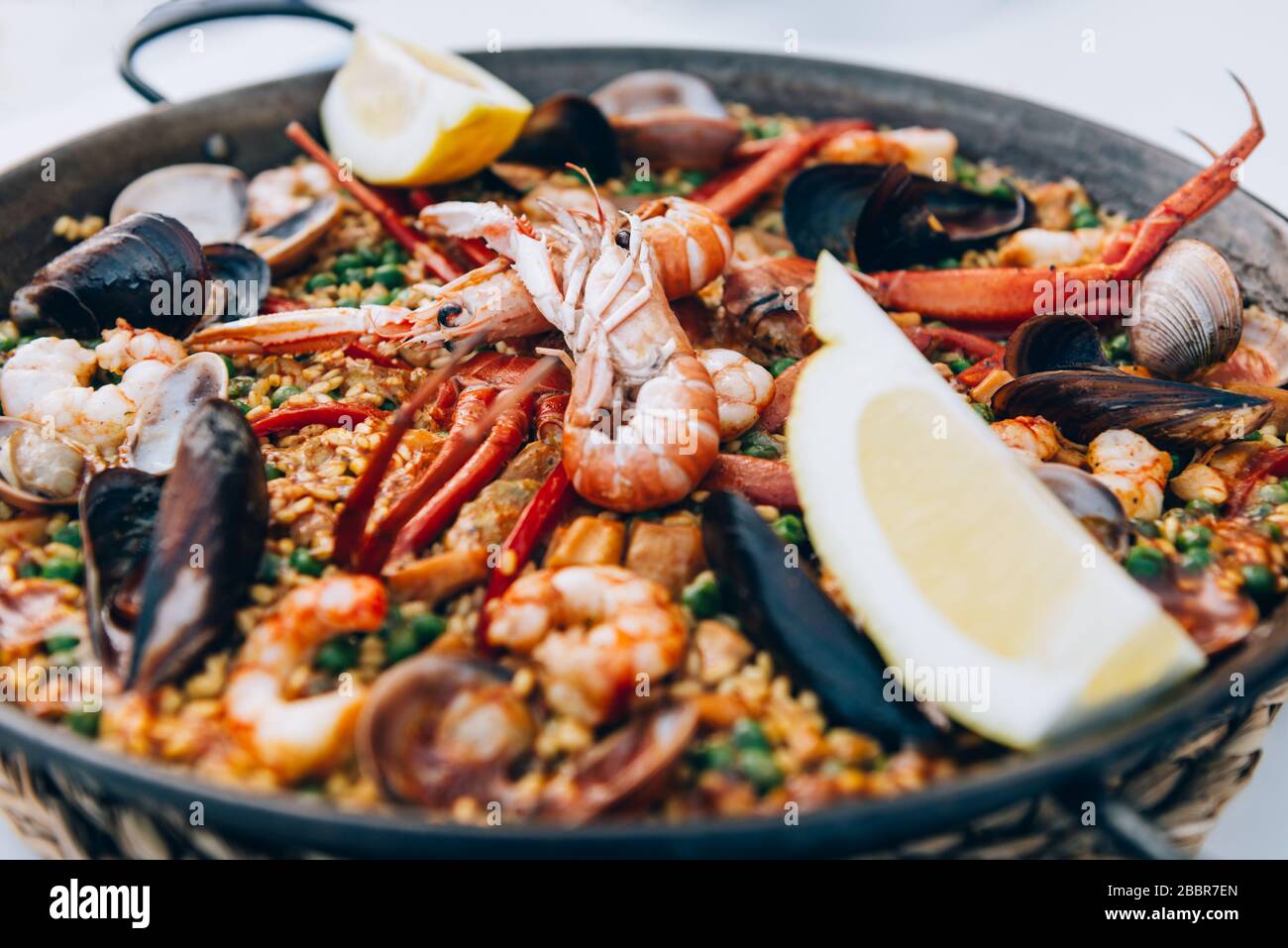 Paella de fruits de mer très savoureuse dans la poêle à frire, cuisine espagnole traditionnelle Banque D'Images