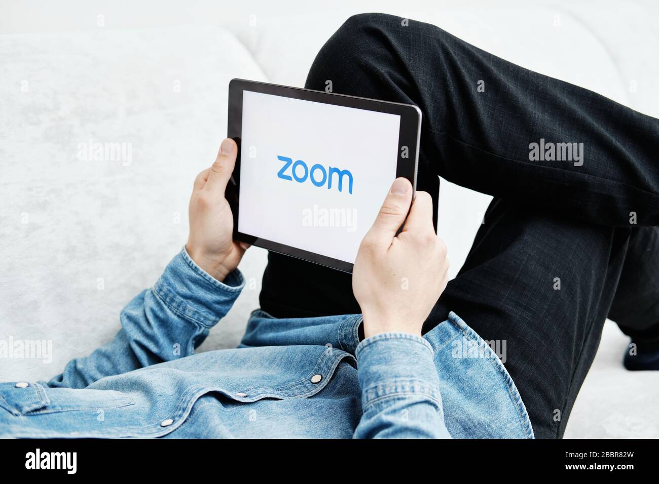 Tyumen, Russie - 25 mars 2020: ZOOM Cloud Meetings. Logiciel de visioconférence. Appels vidéo et communications Banque D'Images