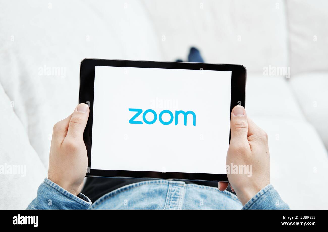 Tyumen, Russie - 25 mars 2020: ZOOM Cloud Meetings. Logiciel de visioconférence. Appels vidéo et communications Banque D'Images