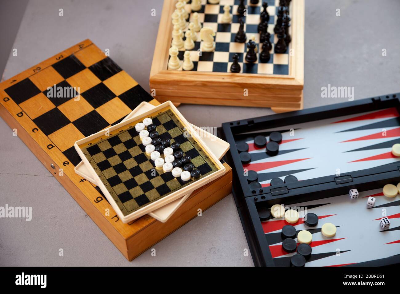 Jeux de société sur la table. Échecs, backgammon, vérificateurs. Les planches sont disposées pour le jeu. Jouez, amuse-toi à la maison. Loisirs, loisirs. Banque D'Images