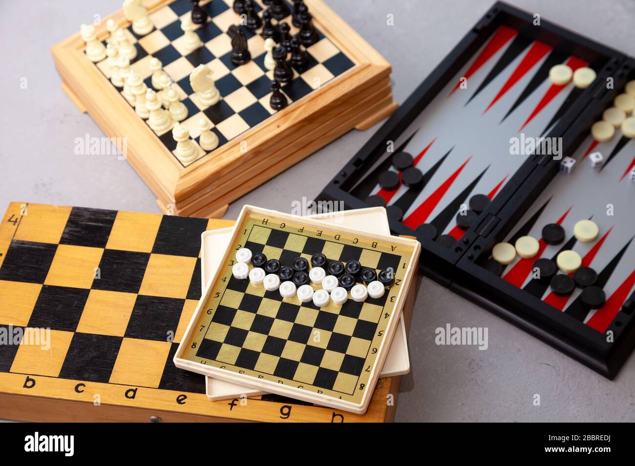 Jeux de société sur la table. Échecs, backgammon, vérificateurs. Les planches sont disposées pour le jeu. Jouez, amuse-toi à la maison. Loisirs, loisirs. Banque D'Images