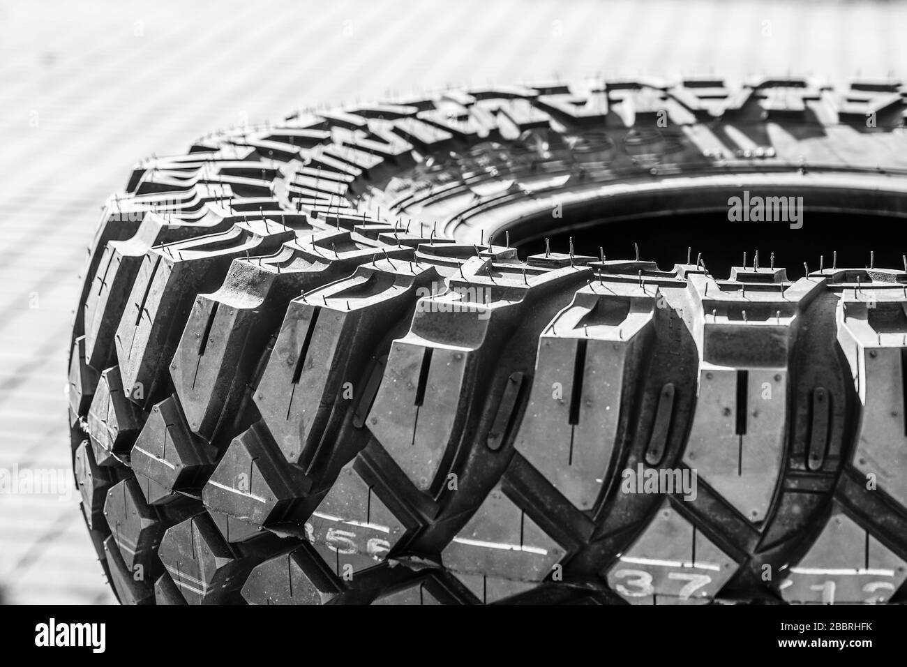 vue rapprochée de la nouvelle bande de roulement des pneus de boue et de terrain Banque D'Images