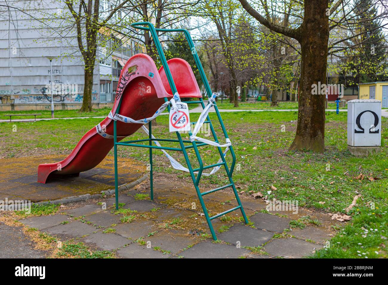 Zagreb, Croatie – mars 2020. Les aires de jeux fermées, interdites de jouer pendant la pandémie du virus Covid-19, le virus corona en Europe Banque D'Images