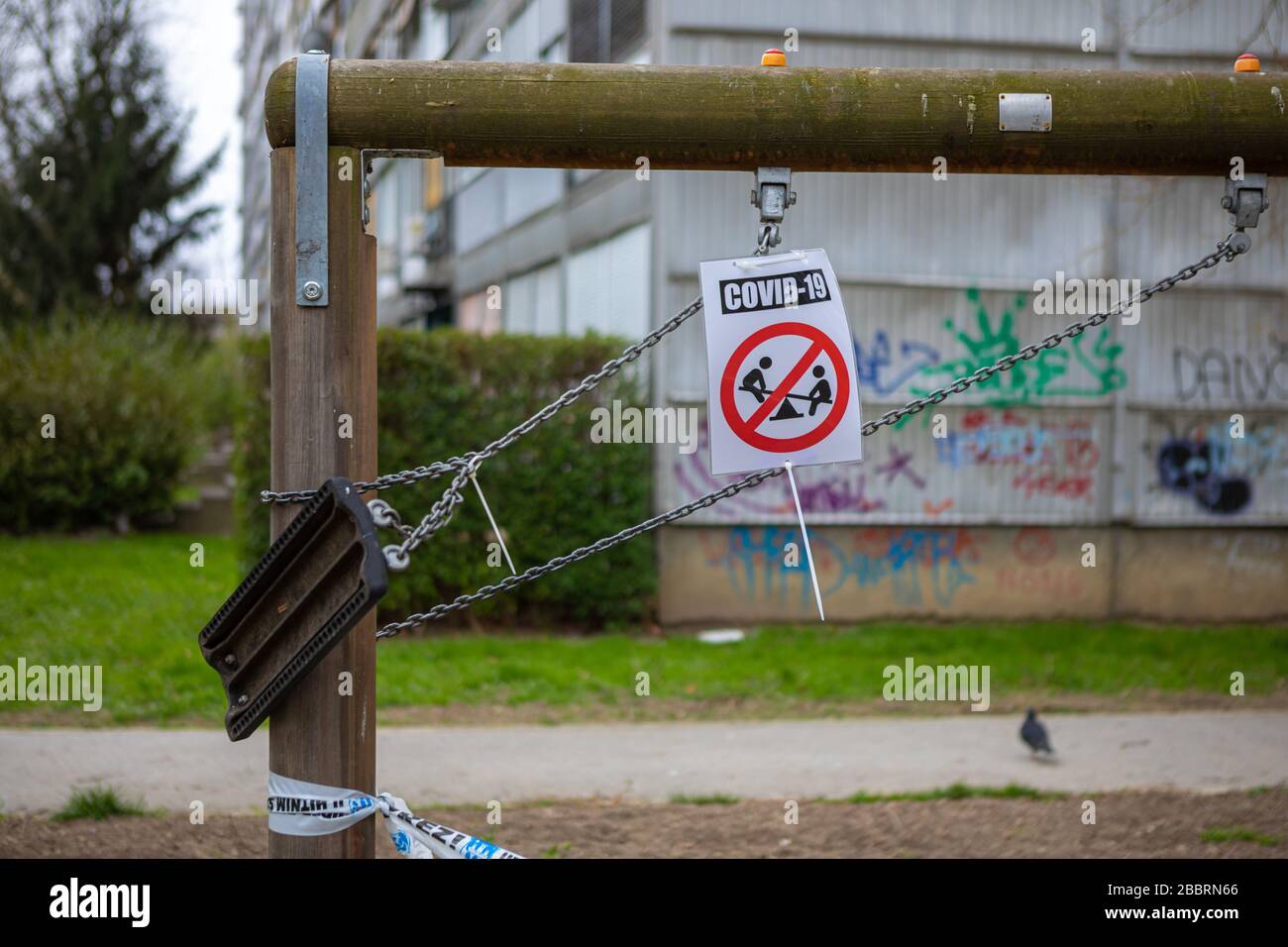 Zagreb, Croatie – mars 2020. Les aires de jeux fermées, interdites de jouer pendant la pandémie du virus Covid-19, le virus corona en Europe Banque D'Images
