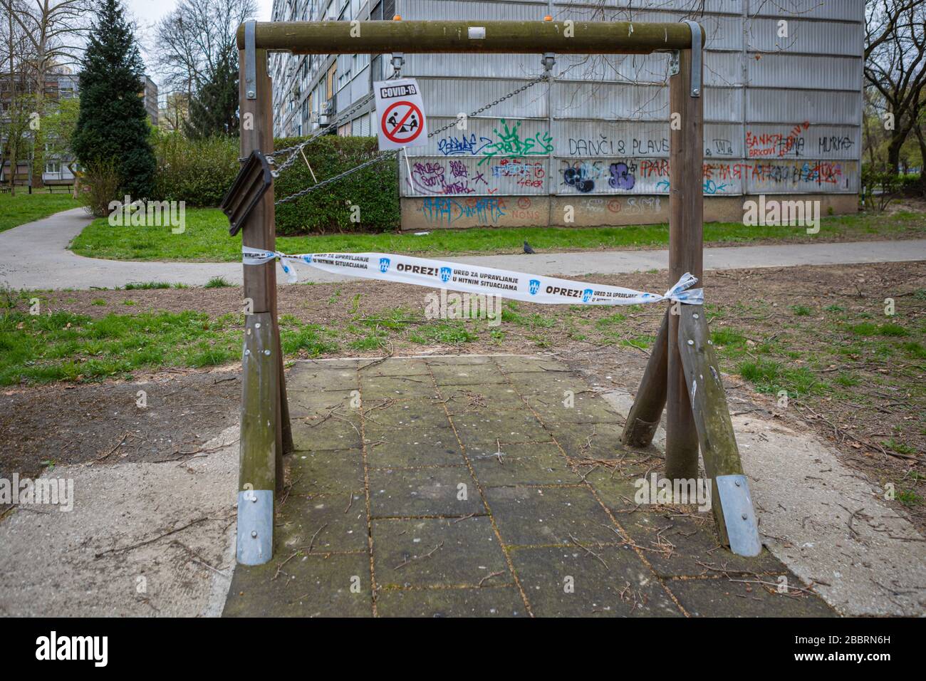 Zagreb, Croatie – mars 2020. Les aires de jeux fermées, interdites de jouer pendant la pandémie du virus Covid-19, le virus corona en Europe Banque D'Images