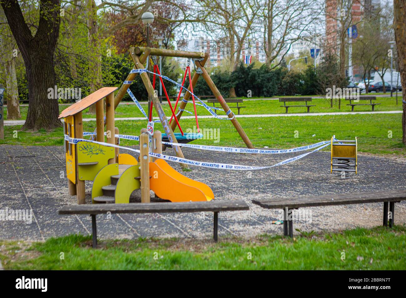 Zagreb, Croatie – mars 2020. Les aires de jeux fermées, interdites de jouer pendant la pandémie du virus Covid-19, le virus corona en Europe Banque D'Images
