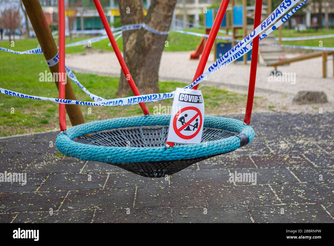 Zagreb, Croatie – mars 2020. Les aires de jeux fermées, interdites de jouer pendant la pandémie du virus Covid-19, le virus corona en Europe Banque D'Images