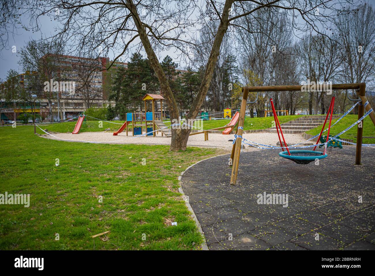 Zagreb, Croatie – mars 2020. Les aires de jeux fermées, interdites de jouer pendant la pandémie du virus Covid-19, le virus corona en Europe Banque D'Images