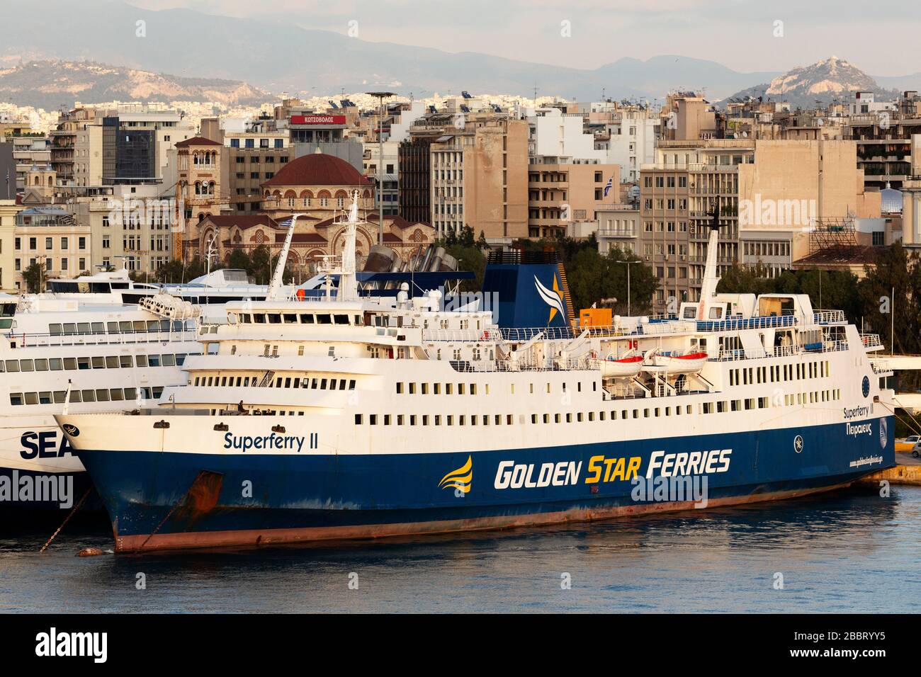 Un bateau Golden Star Ferries amarré dans le port du Pirée en Grèce. Le navire fonctionne sur la mer Égée. Banque D'Images