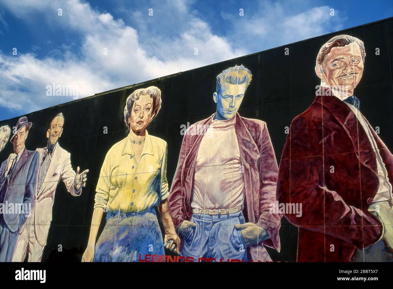 La fresque « Legends of Hollywood » peinte par Eloy Torrez dépeint des stars légendaires du cinéma hollywoodien, notamment James Dean, Clark Galble, Bette Davis et d'autres, et située à Hollywood, Californie Banque D'Images