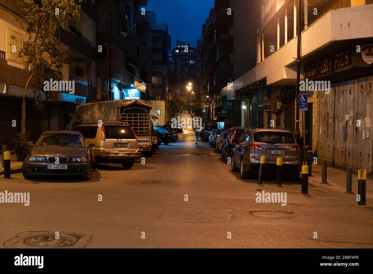 Beyrouth, Liban.1 avril 2020. La première heure du couvre-feu de nuit au milieu de la pandémie de Covid 19. Hassan Chamoun/Alay Banque D'Images