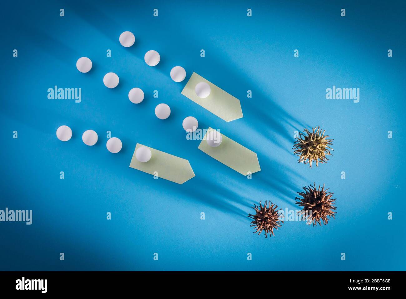 Modèle abstrait de souche virale de 2019-nCov nouveau coronavirus. Le groupe de virus covid-19 est attaqué par des pilules. Concept de traitement du coronavirus et Viru Banque D'Images