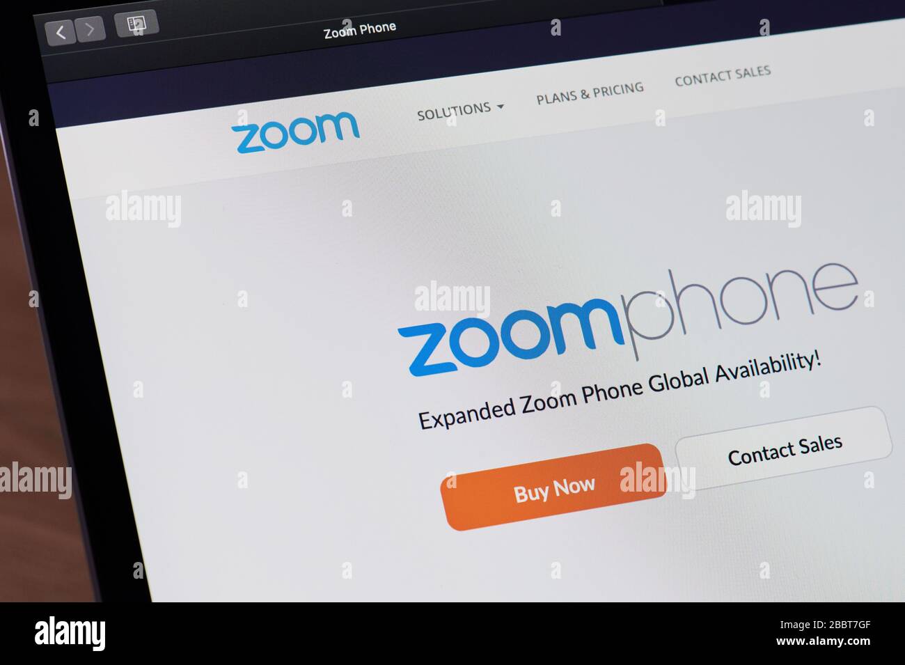 New-York , États-Unis - 1 avril 2020: Zoom application téléphone sur ordinateur portable vue rapprochée Banque D'Images