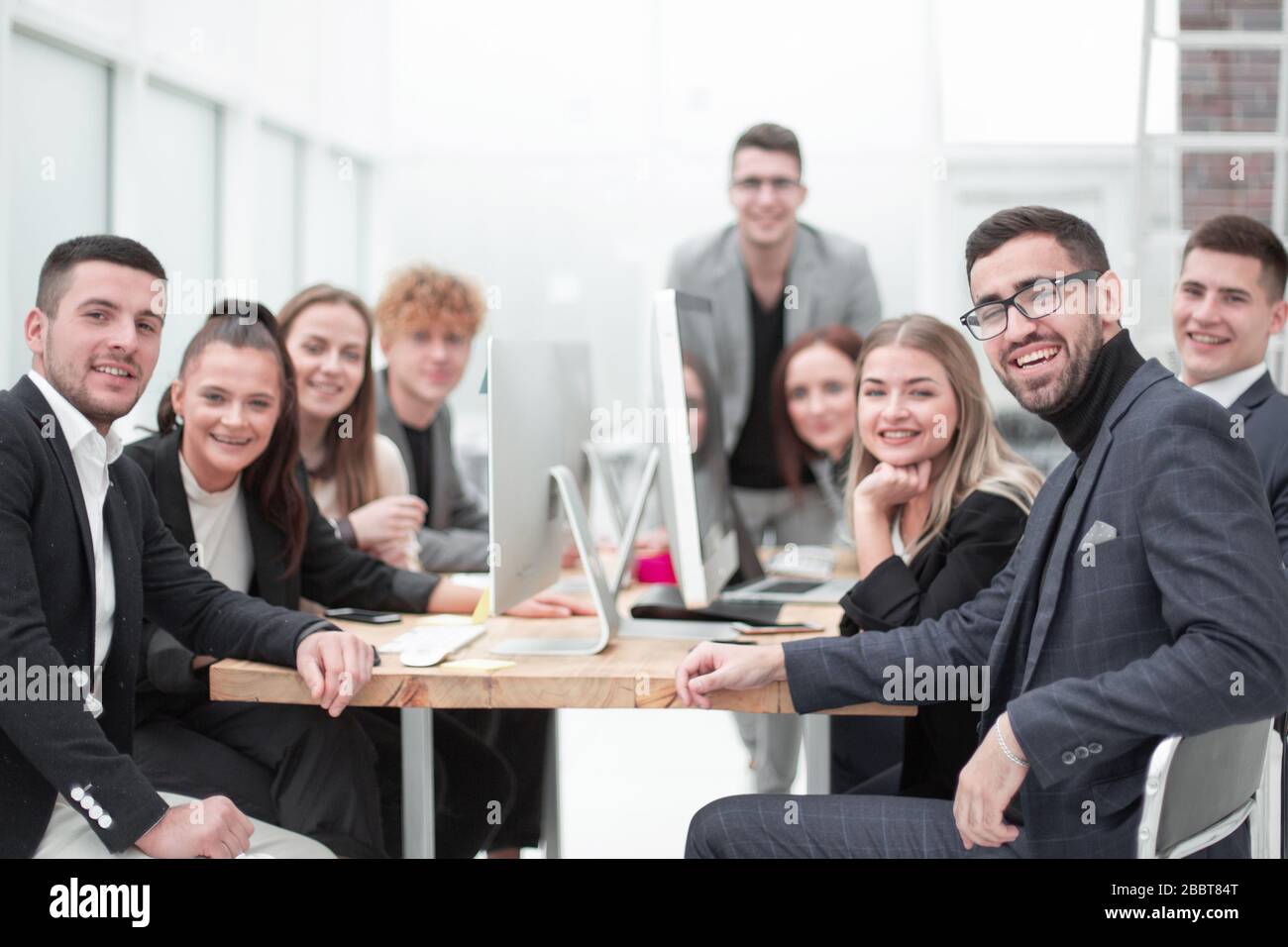 Chef de projet et groupe de travail assis à une table dans la salle de conférence. Banque D'Images