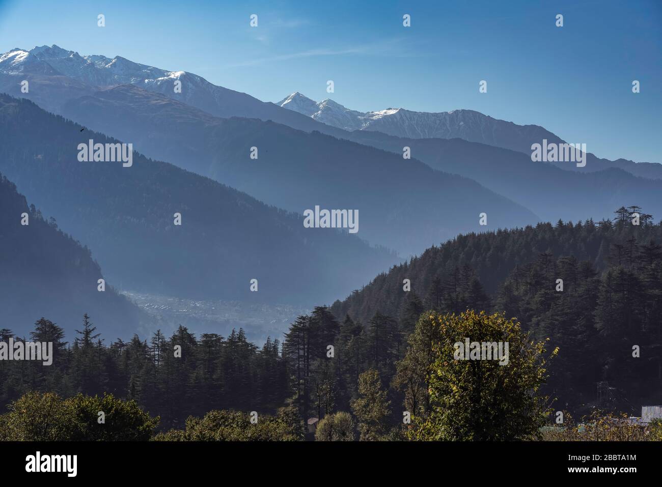 Vue sur la ville de Manali dans le nord de l'Inde Himalaya paysage Banque D'Images