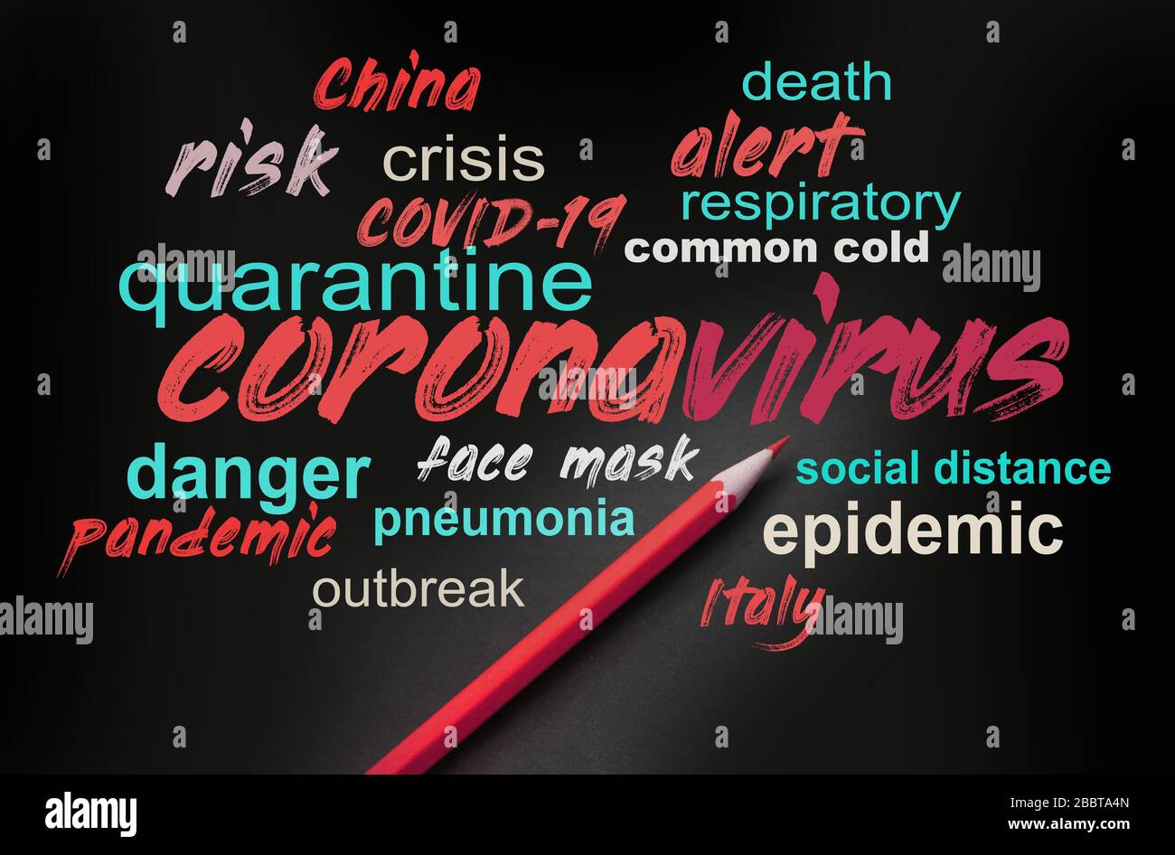 Les mots liés au coronavirus sont écrits à la main avec un crayon rouge en plus. Concept d'alerte en cas de pandémie de virus Banque D'Images